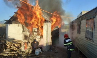 Casă din Cluj, făcută scrum. Au vrut să facă focul și au dat foc casei
