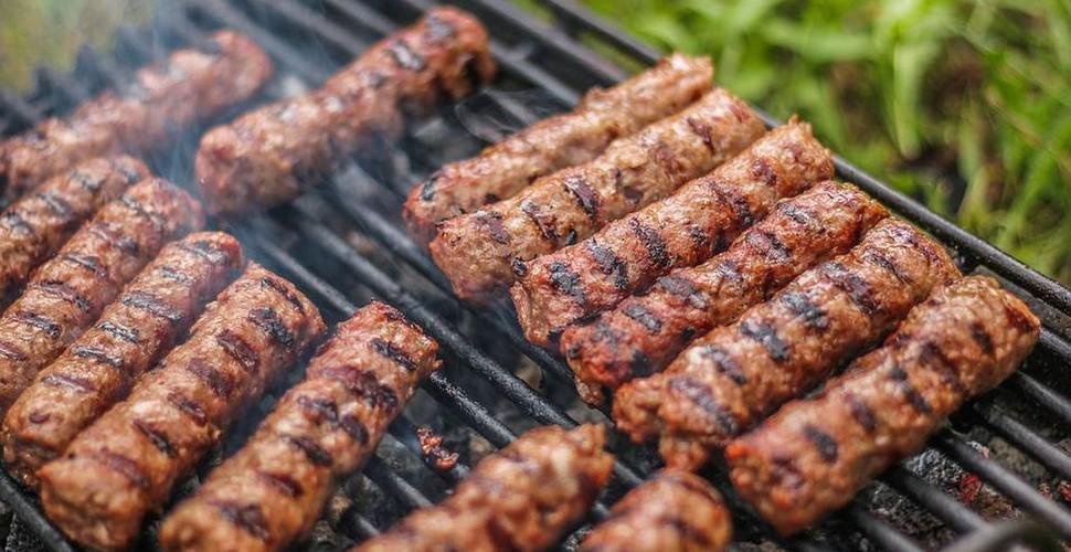 Mici și o halbă de bere! Când a început povestea celui mai popular meniu de 1 Mai