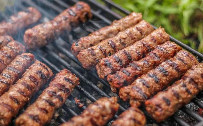 Mici și o halbă de bere! Când a început povestea celui mai popular meniu de 1 Mai