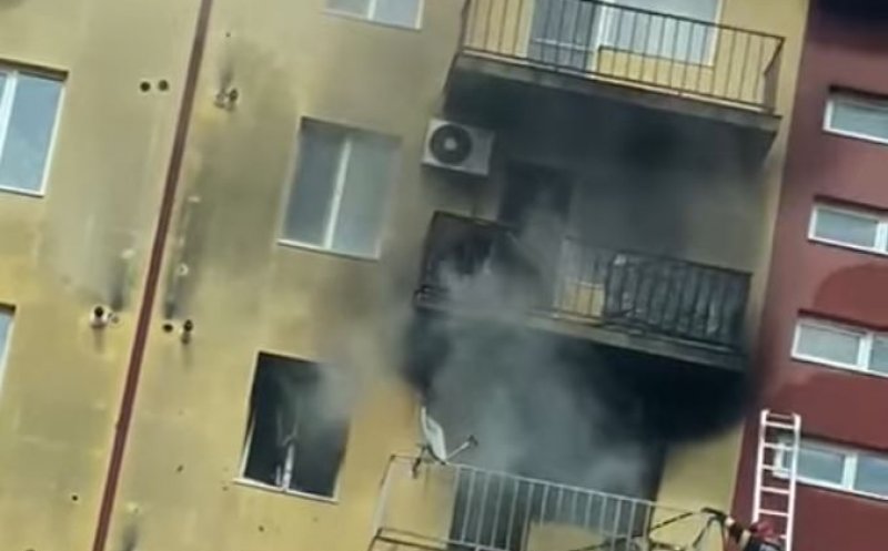 Incendiu puternic într-un bloc din Florești. Intervin pompierii/ Un bărbat, transportat la spital