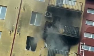 Incendiu puternic într-un bloc din Florești. Intervin pompierii/ Un bărbat, transportat la spital