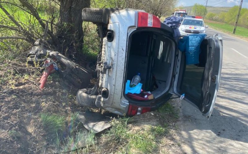 Impact violent între două mașini la Cluj. Una s-a răsturnat/ Copil de 3 ani rănit, transportat la spital