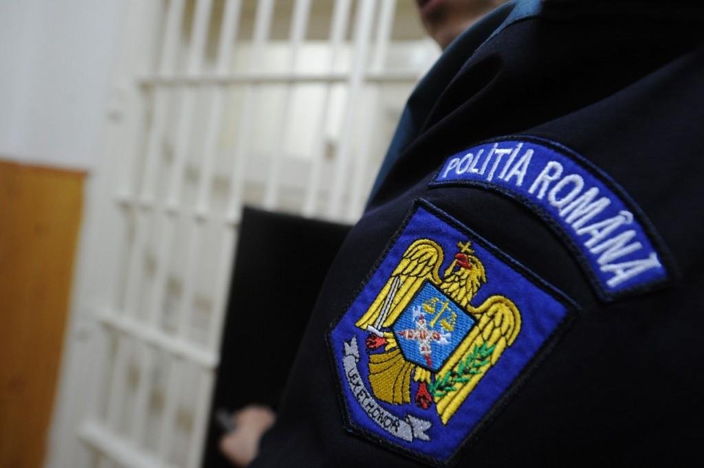 Trei tineri, reţinuţi după ce au ameninţat şi au agresat o fată de 15 ani. Era cu prietenii într-un parc din Cluj-Napoca