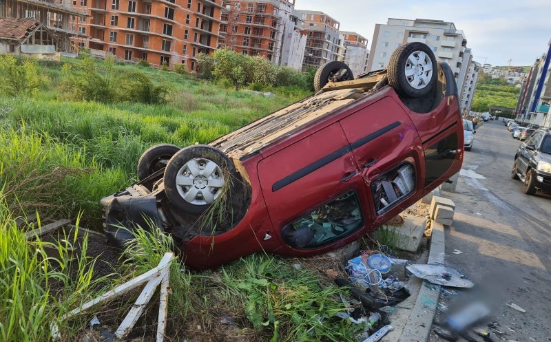 Mașină răsturnată într-un accident în Florești. Unul dintre șoferi, băut, drogat și fără permis