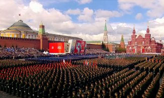 La Moscova a început parada de Ziua Victoriei. Putin este în Piața Roșie