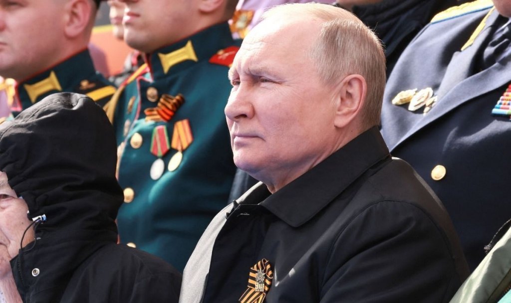 Putin nu se simte bine? A avut nevoie de o pătură la parada din Piața Roșie
