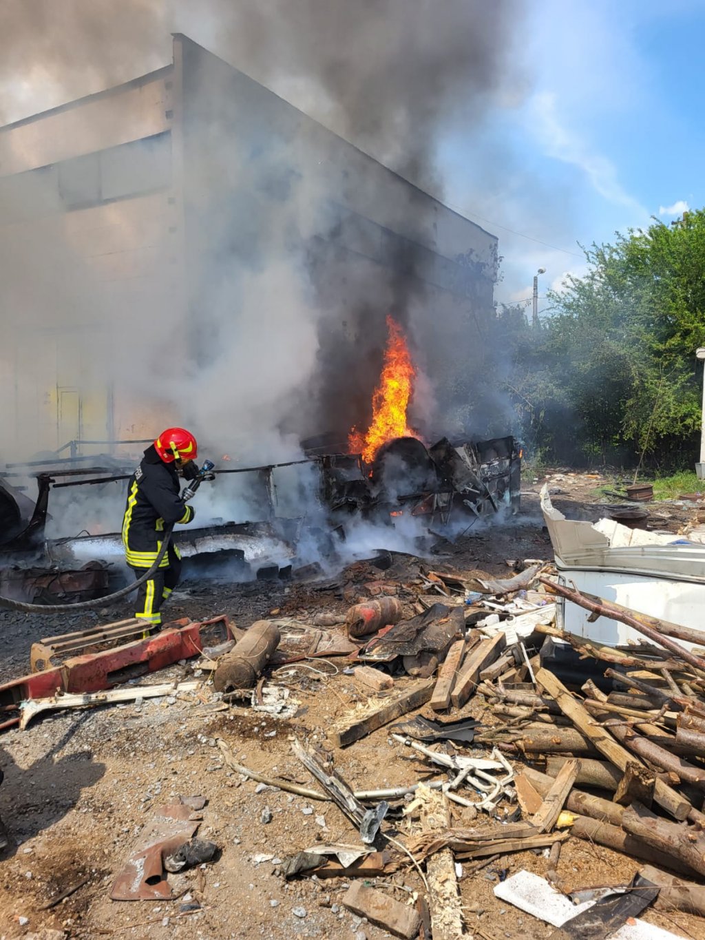 Un autobuz și o hală au luat foc în Câmpia Turzii