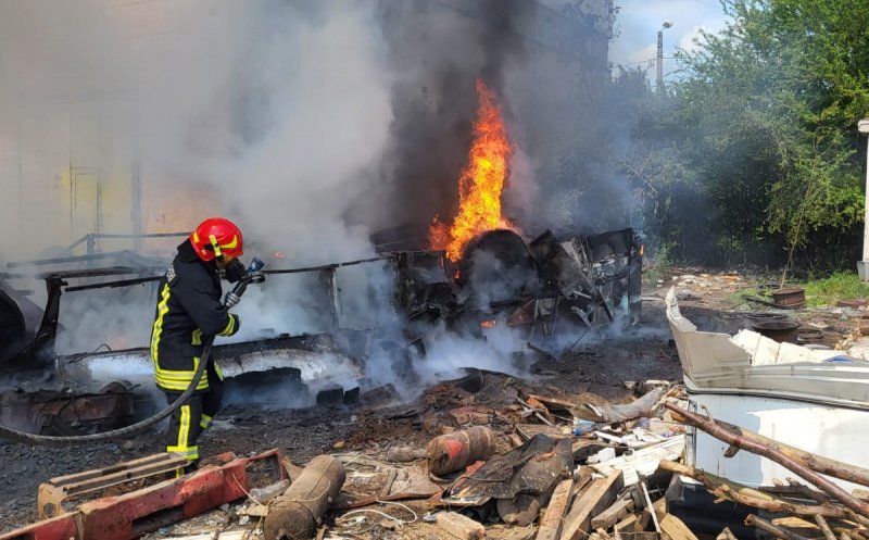 Un autobuz și o hală au luat foc în Câmpia Turzii