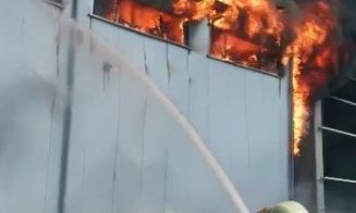 Incendiu de proporții la Dej. Arde hala unei fabrici de cauciucuri/ A fost transmis un mesaj de avertizare RO-ALERT