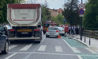 Accident pe Iuliu Hossu. Una dintre mașini a ras stâlpișorii de pe trotuar/ Intervine SMURD-ul