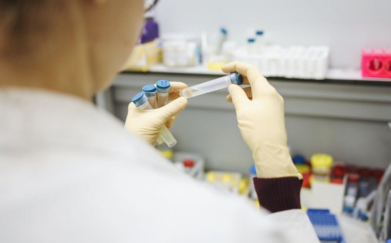 Un nou val de infectări cu SARS-CoV-2 ar putea apărea la toamnă