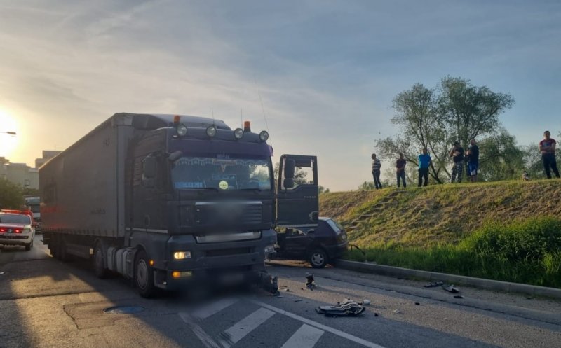 Accident Cluj: Impact frontal între o mașină și un TIR în Dej/ Un șofer de 85 de ani, transportat la spital