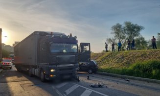 Accident Cluj: Impact frontal între o mașină și un TIR în Dej/ Un bătrân de 85 de ani, transportat la spital