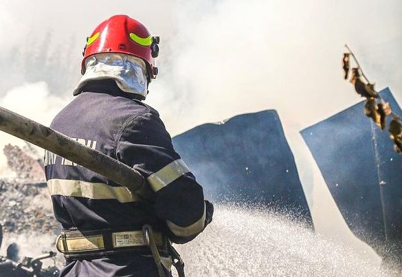 INCENDIU în Cluj-Napoca. Găteau afară, pe o improvizaţie din cărămizi şi au dat foc la casă