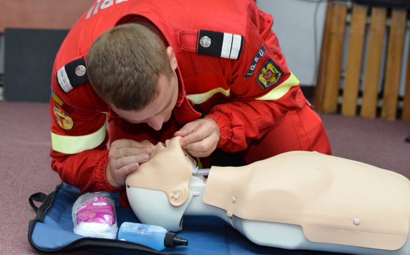 Românii, repetenţi la acordarea primului ajutor. Copiii ar putea învăţa la şcoală manevre de resuscitare