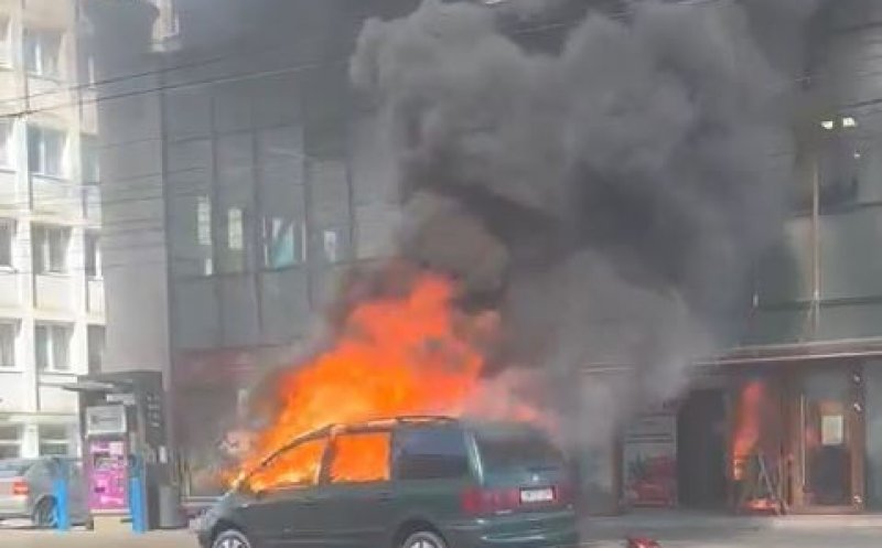 Flăcări și fum în Piața Mihai Viteazu. O mașină arde în plină stradă
