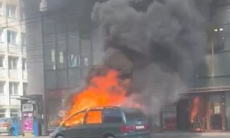 Flăcări și fum în Piața Mihai Viteazu. O mașină arde în plină stradă