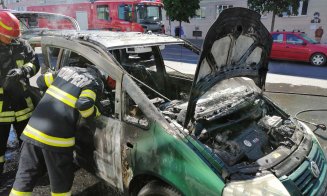 Flăcări și fum în Piața Mihai Viteazu. O mașină arde în plină stradă