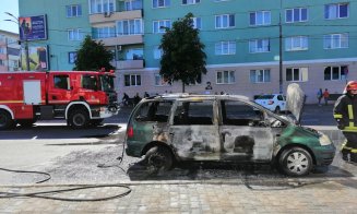 Flăcări și fum în Piața Mihai Viteazu. O mașină arde în plină stradă