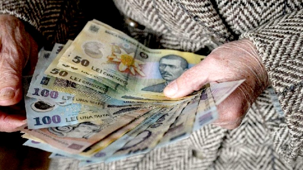 Pensionarii cu venituri sub 2000 lei primesc de la guvern 700 de lei, începând cu 1 iulie