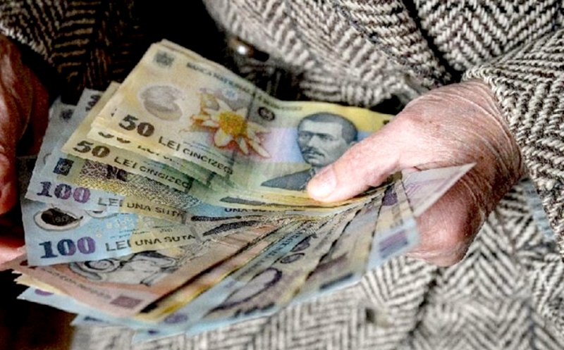 Pensionarii cu venituri sub 2000 lei primesc de la guvern 700 de lei, începând cu 1 iulie