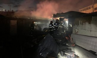 Încendiu de proporții în Cluj-Napoca. Cinci bărăci au fost mistuite de flăcări iar o femeie a avut nevoie de intervenția medicilor