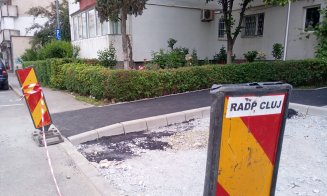 Asfalt pe repede înainte în Mănăştur pe aleile dintre blocuri, iar în locul garajelor demolate "răsar" locuri de parcare