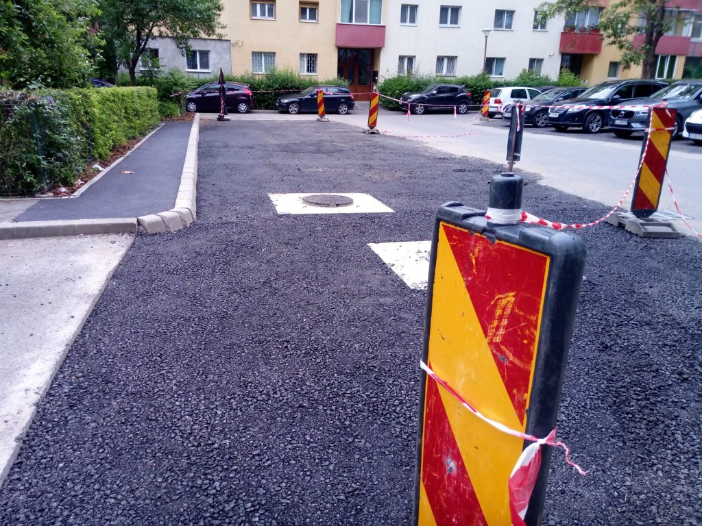 Asfalt pe repede înainte în Mănăştur, pe aleile dintre blocuri. În locul garajelor demolate "răsar" locuri de parcare