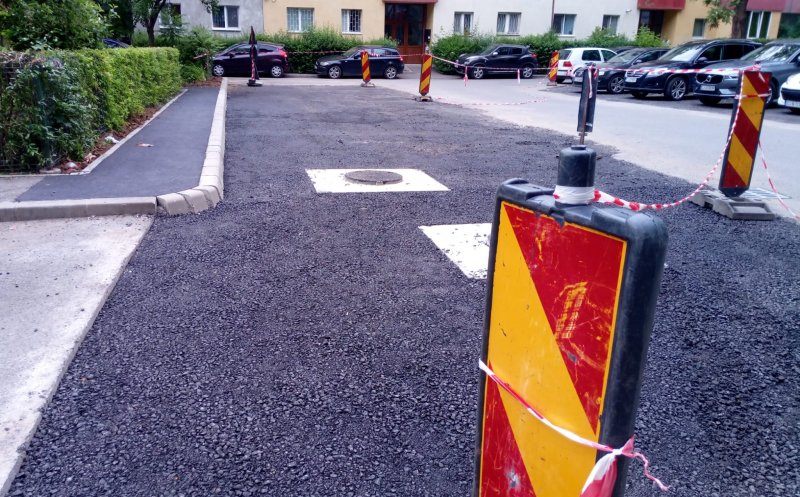 Asfalt pe repede înainte în Mănăştur, pe aleile dintre blocuri. În locul garajelor demolate "răsar" locuri de parcare