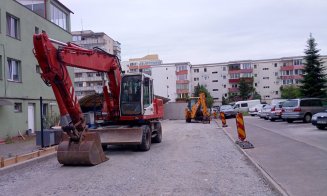 Asfalt pe repede înainte în Mănăştur pe aleile dintre blocuri, iar în locul garajelor demolate "răsar" locuri de parcare