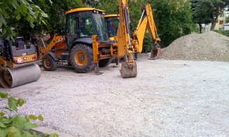 Asfalt pe repede înainte în Mănăştur pe aleile dintre blocuri, iar în locul garajelor demolate "răsar" locuri de parcare