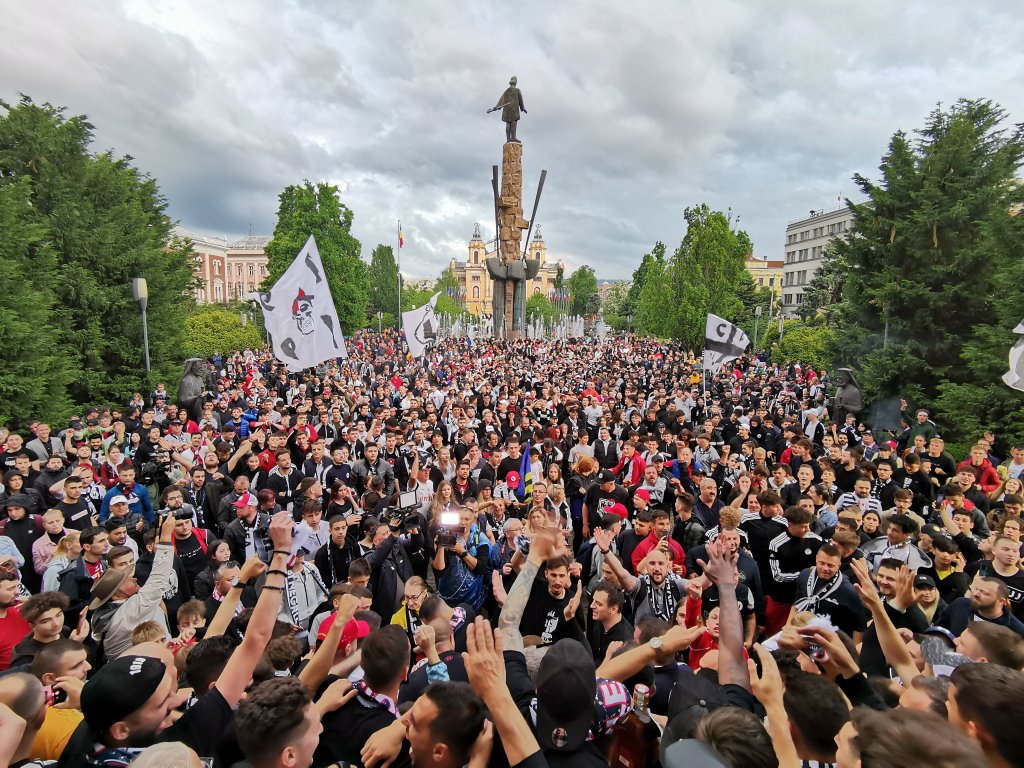 ATMOSFERA INCENDIARA! Fotbaliștii Universității au sărbătorit promovarea, în centrul Clujului, alături de fani. A participat și Mitropolitul