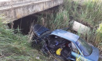 ACCIDENT în Cluj: Au zburat cu mașina în șanț de pe un cap de pod. A intervenit descarcerarea