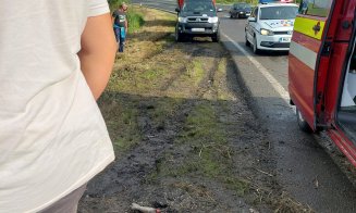 ACCIDENT în Cluj: Au zburat cu mașina în șanț de pe un cap de pod. A intervenit descarcerarea