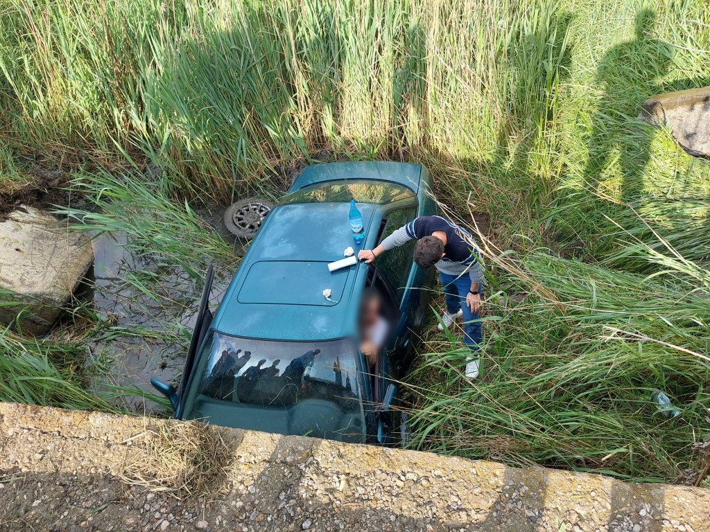 ACCIDENT în Cluj: Au zburat cu mașina în șanț de pe un cap de pod. A intervenit descarcerarea