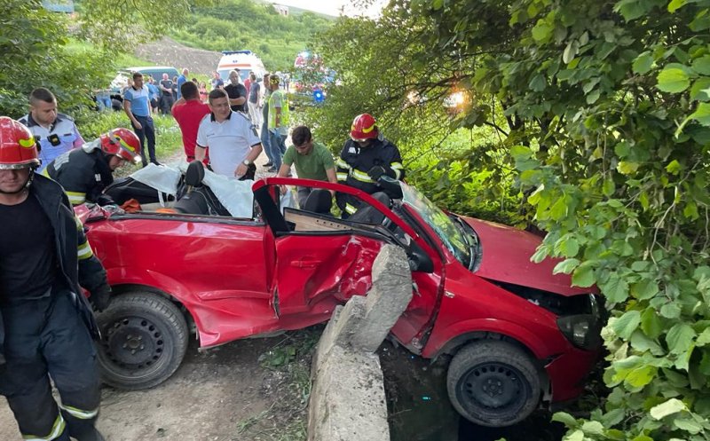 ACCIDENT grav în Floreşti: 5 tineri au ajuns cu maşina în șanțul pentru colectarea apelor pluviale. A intervenit descarcerarea