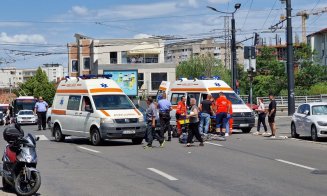 Accident la podul Traian. Două ambulanțe la fața locului/ Un biciclist a fost transportat la spital