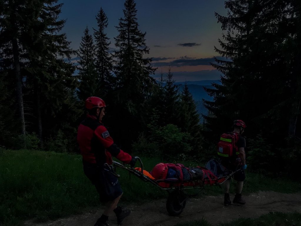 Caz șocant! Clujeancă, rănită și cu atac de panică, recuperată de salvamontiști după ce a fost lăsată pe munte de prieteni