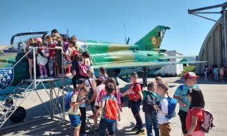 Copii de grădiniță, călare pe rachete la baza militară de la Câmpia Turzii