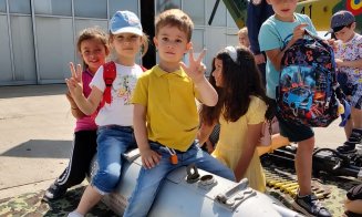 Copii de grădiniță, călare pe rachete la baza militară de la Câmpia Turzii