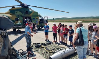 Copii de grădiniță, călare pe rachete la baza militară de la Câmpia Turzii