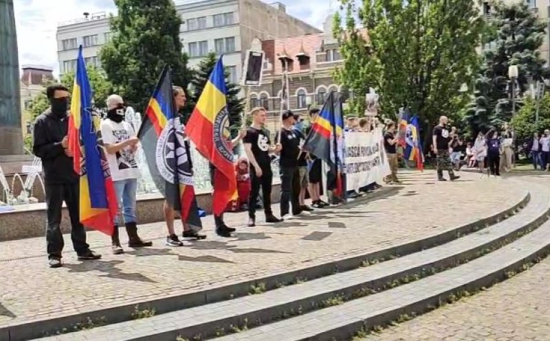 Miting pentru Familie în Cluj. Reacție anti LGBTQ la picioarele statuii lui Avram Iancu