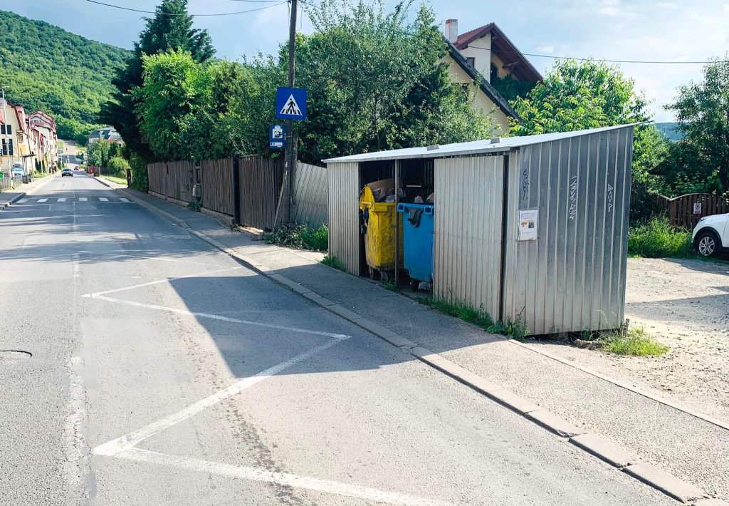 Te dai jos din autobuz direct în ghena de gunoi