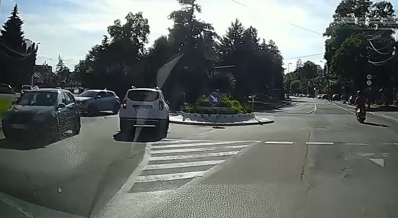 Şoferi prin Cluj. Atunci când sensul giratoriu nu are niciun sens... Jos Permisul! VIDEO