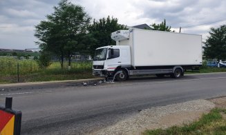 Alcoolul la volan se practică tot mai des la Cluj. Un șofer beat a intrat cu mașina într-un tir