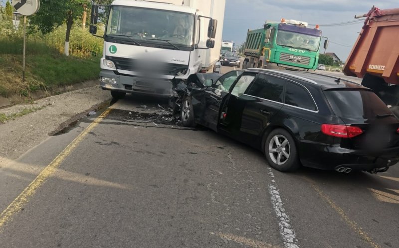 Le place băutura, dar volanul nu-l lasă din mână! Un șofer beat a intrat cu mașina într-un tir