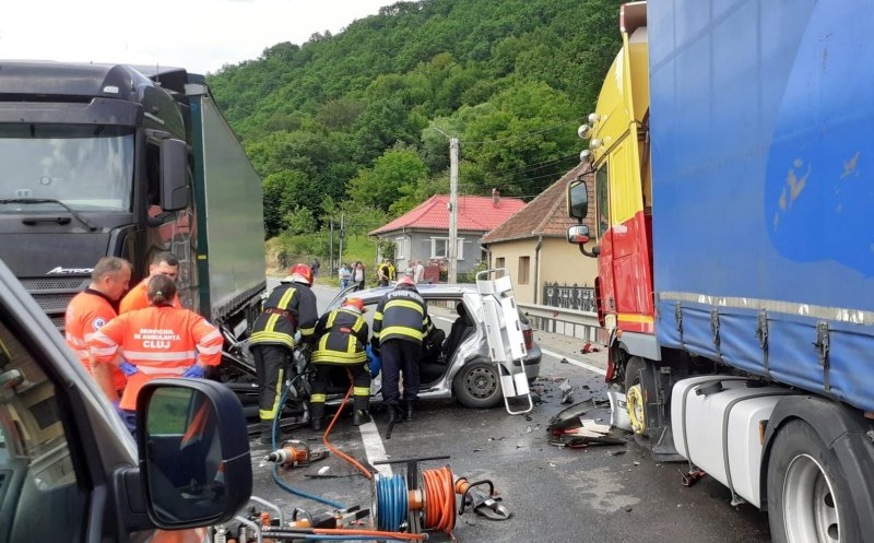 Accident grav în Cluj. Cinci mașini au fost implicate / Se fac manevre de resuscitare