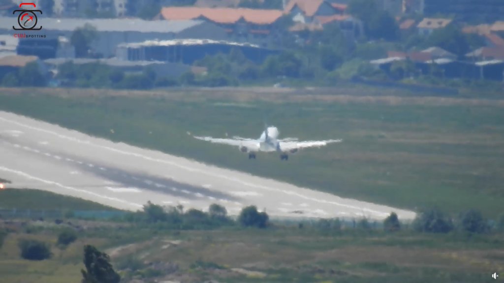 Scamatorii spectaculoase la aterizările de pe Aeroportul Cluj. Talentul piloților vs. vântul puternic de 30km/h