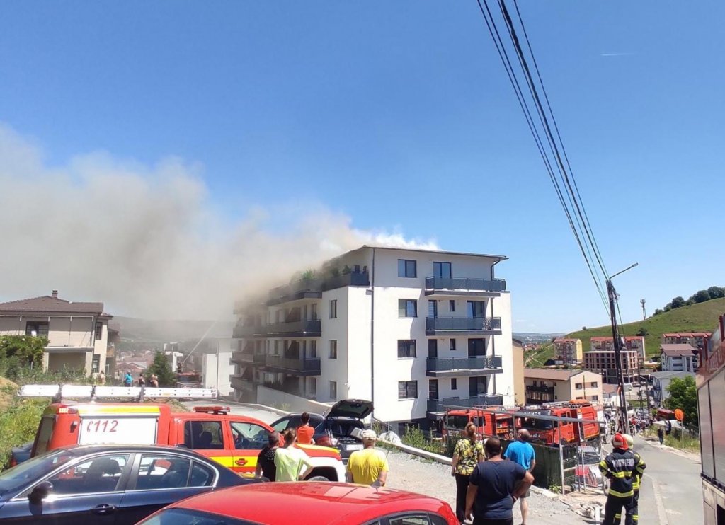 Peste 6 ore a durat stingerea incendiului de la blocul din Florești