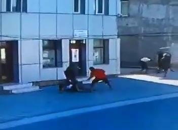 Violență la strada mare! Un băiat de 14 ani a fost ÎNJUNGHIAT de un adolescent, iar un bărbat a fost UCIS în bătaie, în stradă